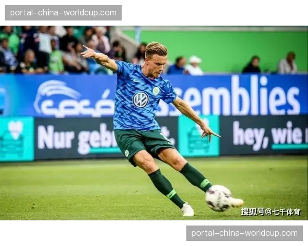 VAR回看视角引发讨论：裁判专家解析恩波利点球判罚中的防守站位问题