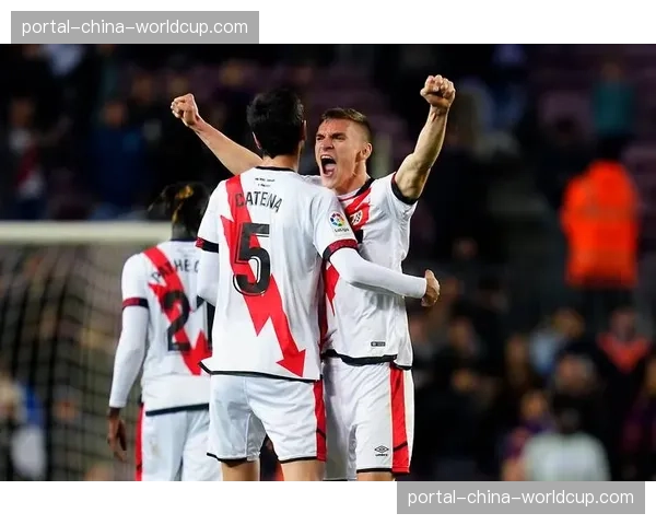 场边镜头:目睹球队落后,看台上的弗洛伦蒂诺面色凝重 场边镜头:目睹球队落后,看台上的弗洛伦蒂诺面色凝重